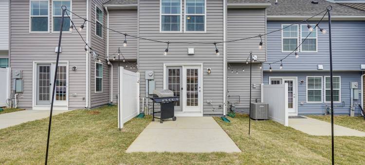 查尔斯敦联排别墅：距哈珀斯渡口9英里(Charles Town Townhome 9 Mi to Harpers Ferry)图片