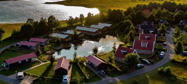 露营地 - 配有厨房和浴室的联合帐篷，位于池塘附近(Campsite - Combined Tents with Kitchen and Bathroom Located Near a Pond)图片