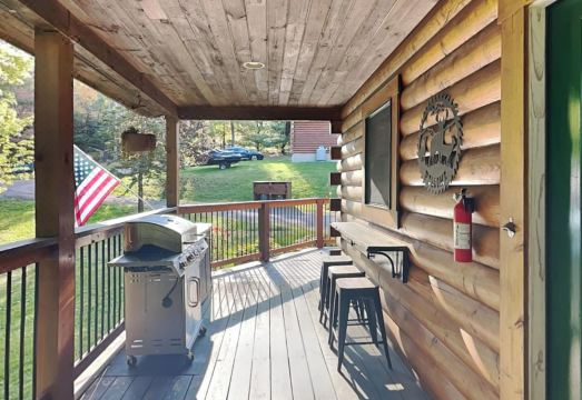 Bear Paws Hotel Overview