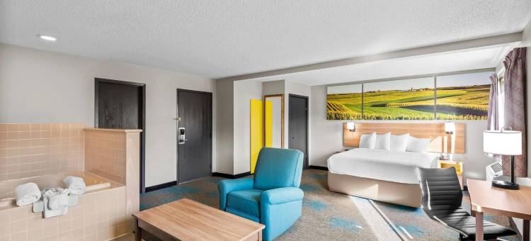 德梅因机场戴斯套房酒店(Days Inn & Suites by Wyndham des Moines Airport)图片