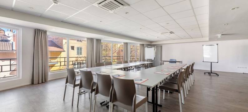 宜必思快捷布尔昆雅里昂中心酒店(Ibis Budget Bourgoin Jallieu Centre)图片