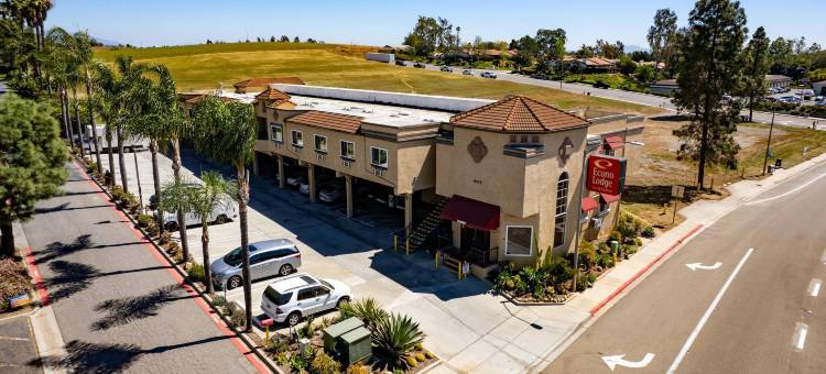 福布鲁克市中心伊克诺套房酒店(Econo Lodge Inn & Suites Fallbrook Downtown)图片