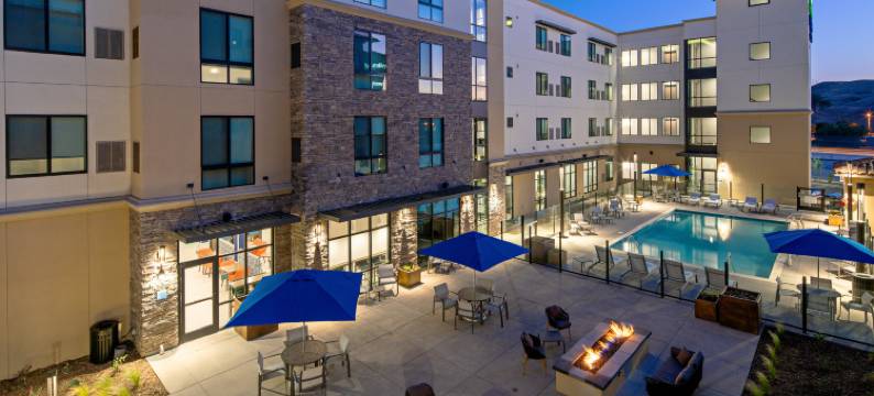 瓦伦西亚-圣克拉丽塔智选假日套房酒店(Holiday Inn Express & Suites VALENCIA - SANTA CLARITA by IHG)图片