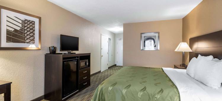 德梅因品质酒店及套房-默尔海路(Quality Inn & Suites des Moines - Merle Hay Road)图片