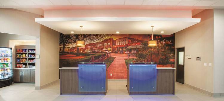 圣马科斯奥特莱斯购物中心拉昆塔温德姆套房酒店(La Quinta Inn & Suites by Wyndham San Marcos Outlet Mall)图片