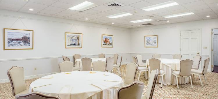 法明顿旅馆(The Farmington Inn and Suites)图片