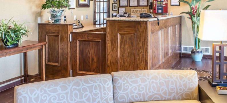 欧克博奇套房罗德威旅馆(Rodeway Inn & Suites Near Okoboji Lake)图片