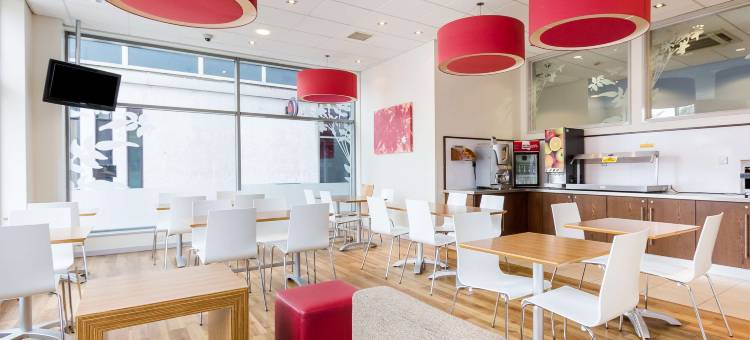 法恩博洛中心旅屋酒店(Travelodge Farnborough Central)图片