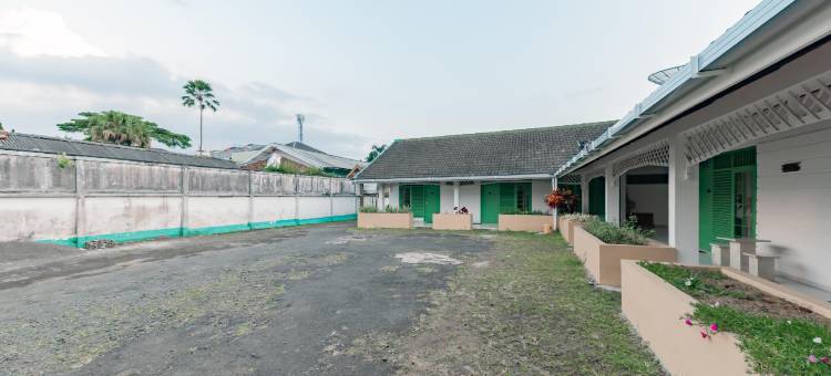 红多兹苏卡布米惹兰街玛塔迪娜塔酒店(RedDoorz @ Jalan R.E. Martadinata Sukabumi)图片