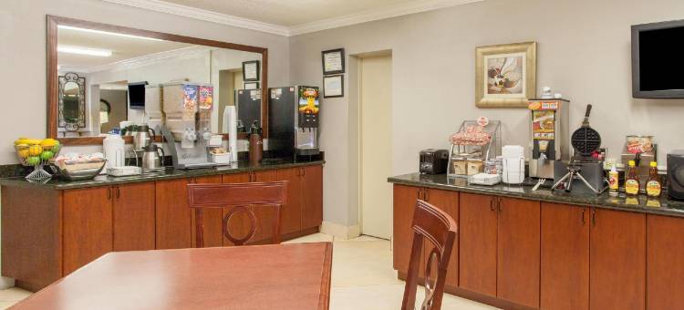 门罗西速8酒店(Super 8 by Wyndham Monroe West)图片