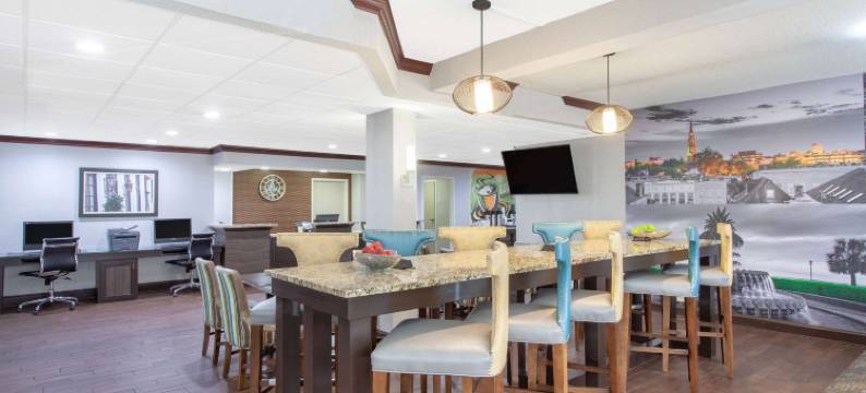 查尔斯顿体育馆蔚景温德姆酒店(Wingate by Wyndham Charleston Coliseum)图片