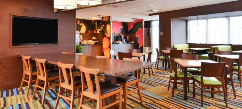 沃伦斯堡万枫酒店及套房(Fairfield Inn & Suites Warrensburg)图片