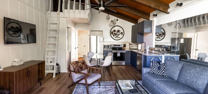 Top-Floor Alpine Condo • Mountain Views • on Free Bus Line • Perfect for Couples图片