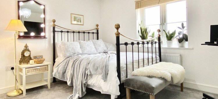 在比斯特的无瑕疵的两居室房子(Impeccable 2 Bedroom House in Bicester)图片