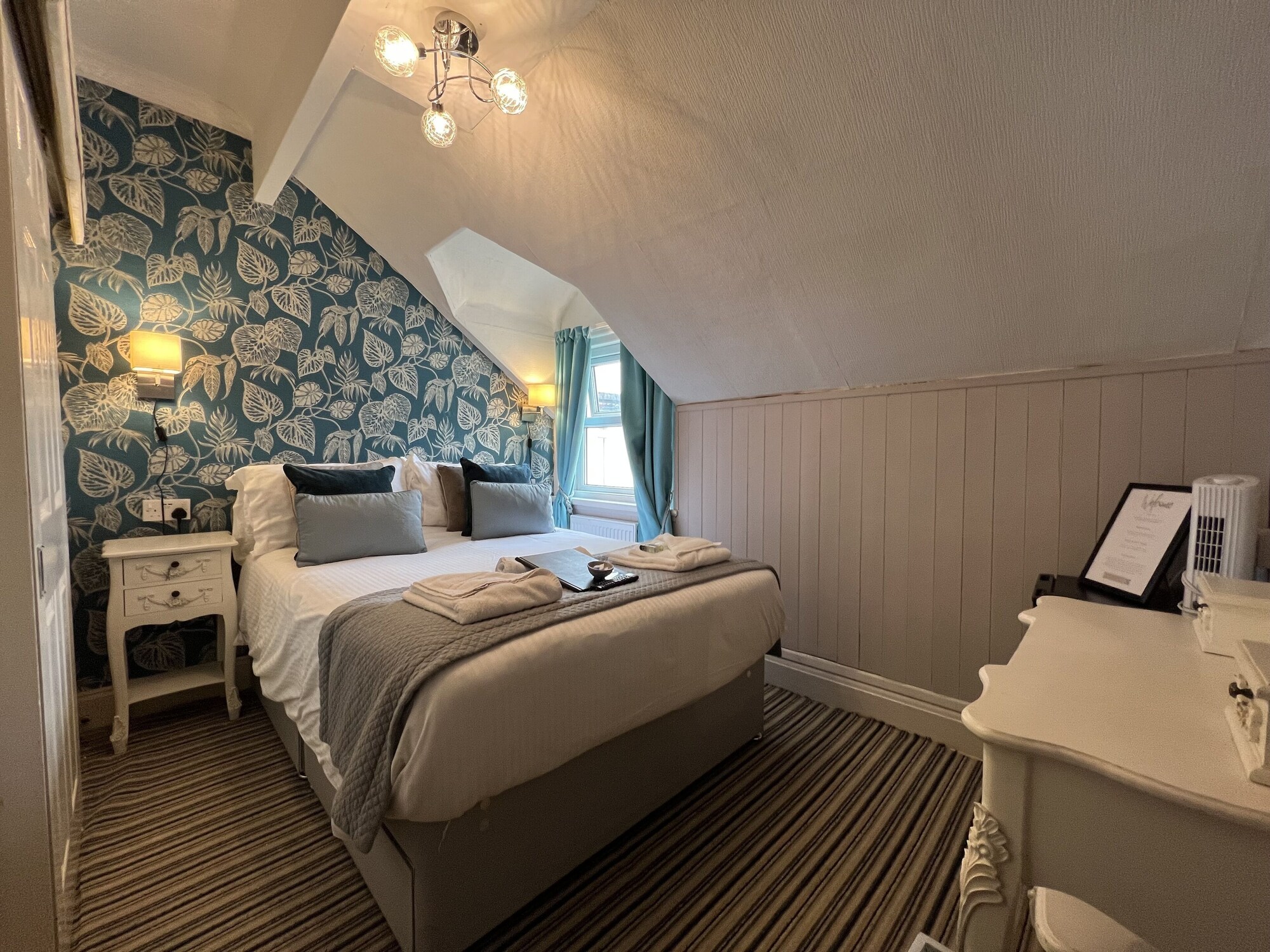 Delovely Hotel Over view