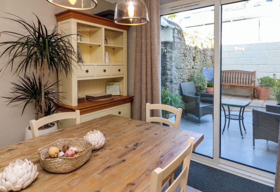 Applestow Hotel Overview