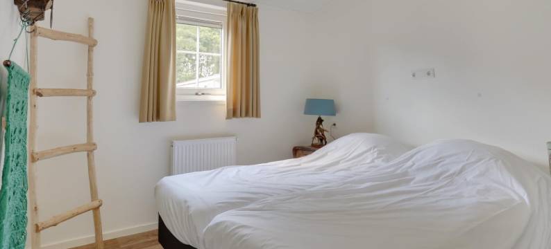 Bedafse Bergen的有露台的平房(Bungalow with a Terrace at Bedafse Bergen)图片