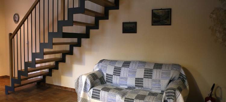 Tranquil Village Stay with Fireplace图片