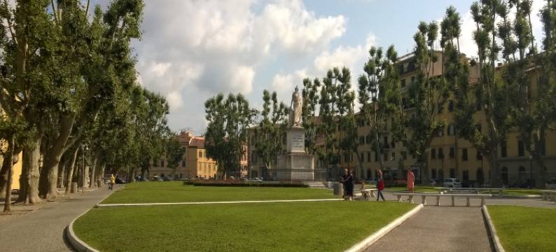 Pisa Stay close to Leaning Tower图片