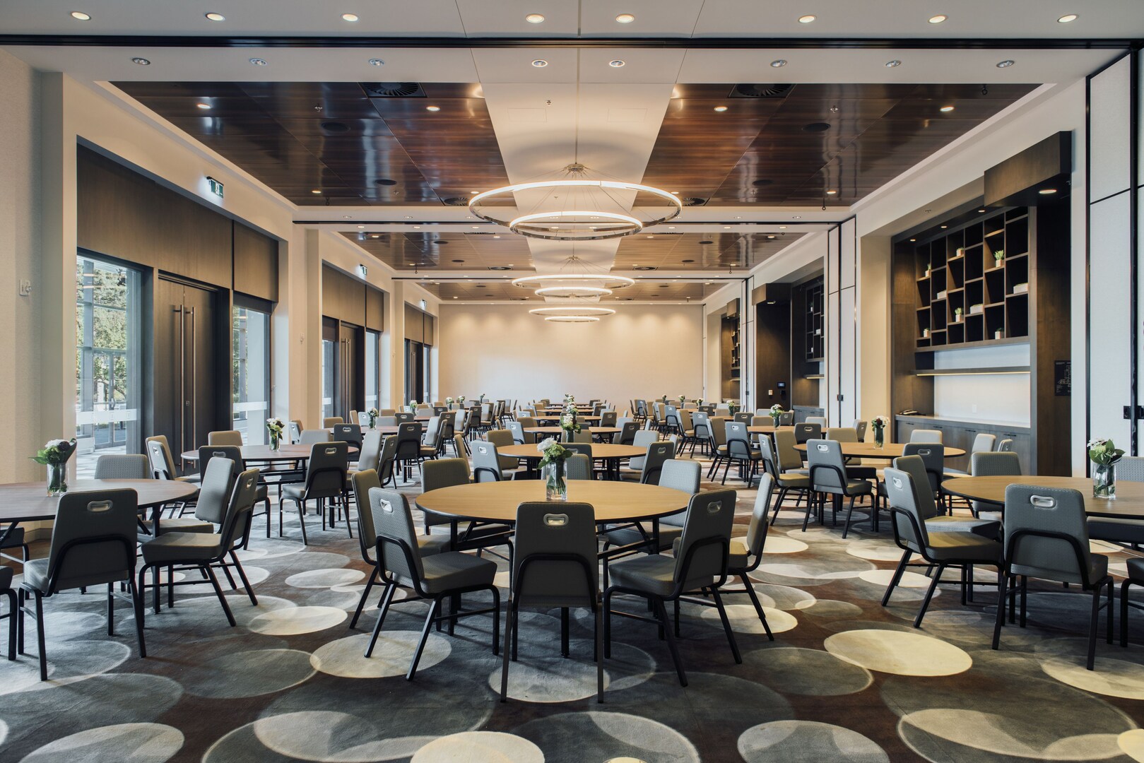 Entourage Sur-Le-Lac Hotel Overview