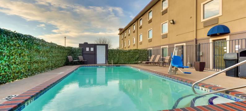 威奇托福尔斯大学贝斯特韦斯特优质套房酒店(Best Western Plus University Inn  Suites)图片