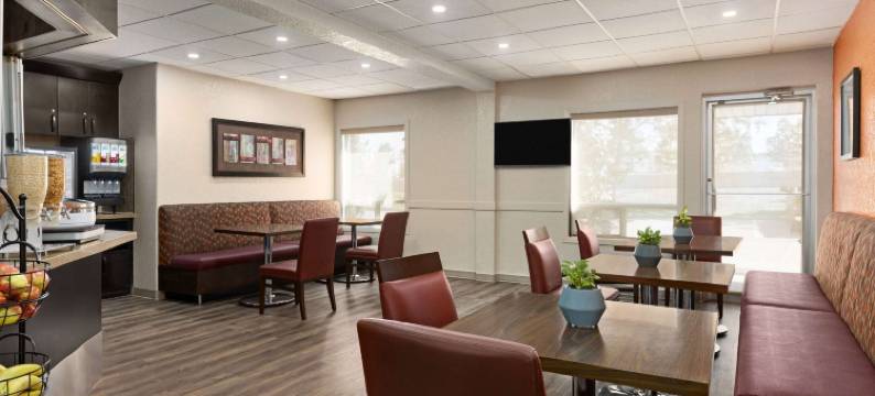 卡尔加里邵尼斯区速8酒店(Super 8 by Wyndham Calgary Shawnessy Area)图片