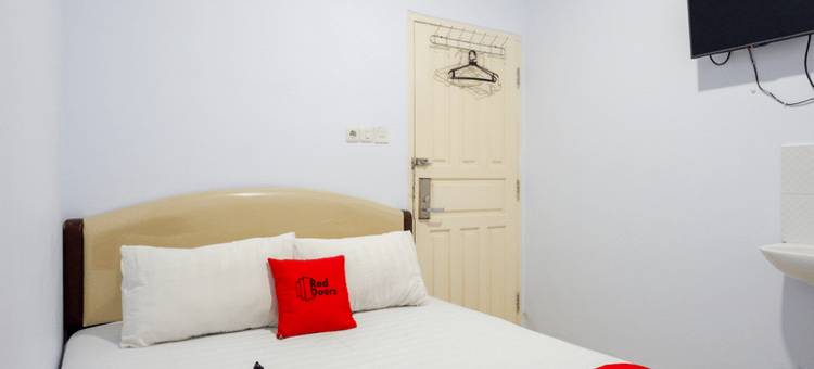 红多兹@布拉沃潘泰卡玛利巴务巴务酒店(RedDoorz @ Hotel Bravo Pantai Kamali Bau Bau)图片