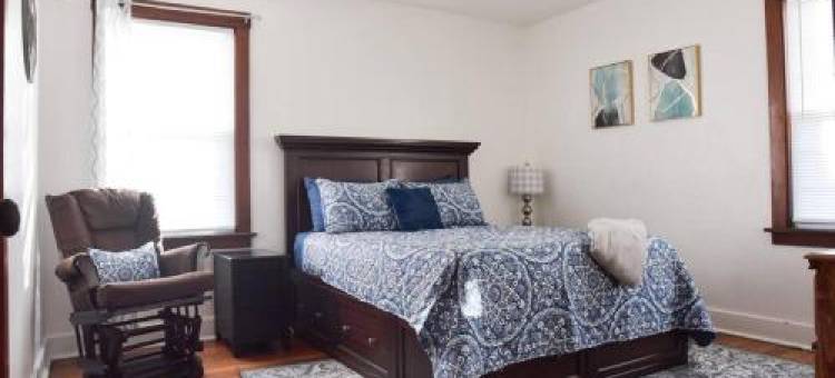 Beautiful 3 Bedroom Home Cozy Front and Back Porch图片