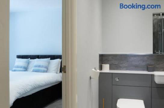 Field View- Amazing 5 Bed, Great for Contractors and Families