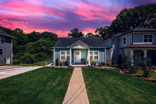 Chic 4Br/3BA House – 10 to Mercedes‑Benz – Private Deck + BBQ