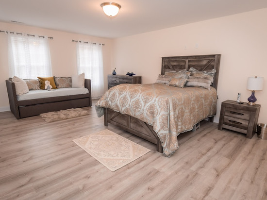 HOME AWAY FROM HOME/ 2 -story modern farmhouse at Lake Gaston  /HOT TUB AUG 1