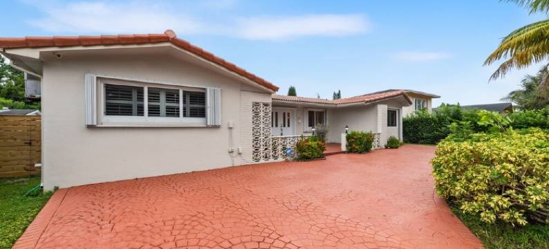 Centrally Located 4BD Oasis w/ Pool & Movie Patio图片