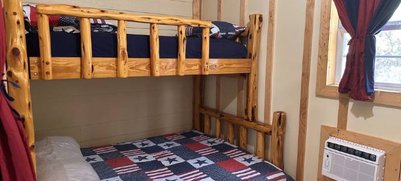 Angeltom Cabin & RV:20 Acre Woods - >16 pip + Jacuzzi + treehouse + UTV + 2ponds图片