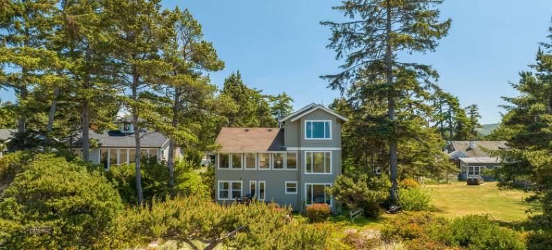 Coastal Getaway with Hot Tub and Stunning Views - Inviting Escape图片