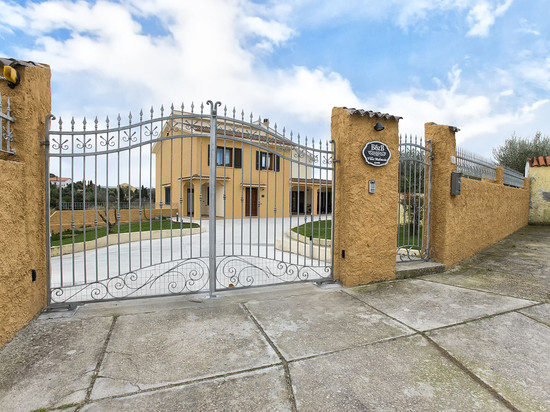 萨萨里马尔瓦西奥别墅泳池和按摩浴缸房