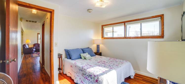 弗朗西斯维尔家庭度假屋，带私人露台和日落美景(Private Patios & Sunset Views: Francesville Home)图片