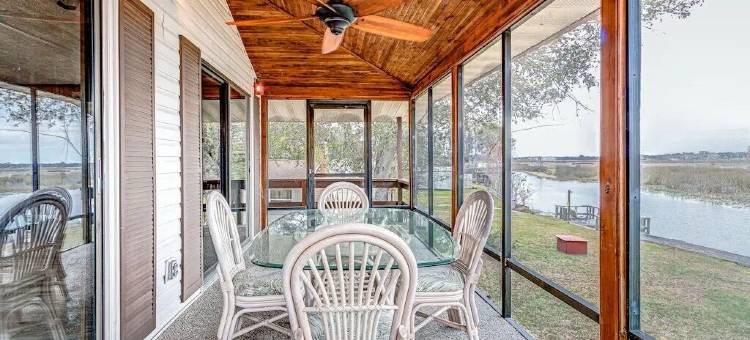 湖边隐居处(Lakeside Retreat CampFire)图片