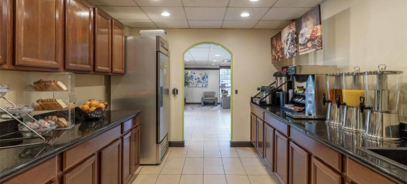 东布朗士维克贝斯特韦斯特SureStay酒店(SureStay Hotel by Best Western East Brunswick)图片