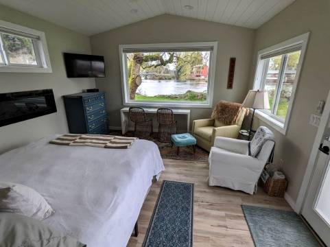 Columbia River Glamping Retreat: Cozy Cabin for Two in Skamokawa, Washington