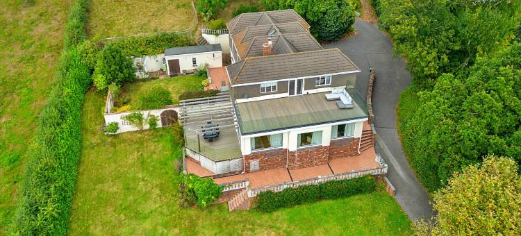 Cottage in Whitestone with Garden & Games Room图片