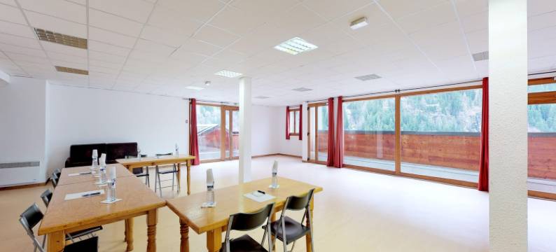 Holiday home with hot tub and pool图片