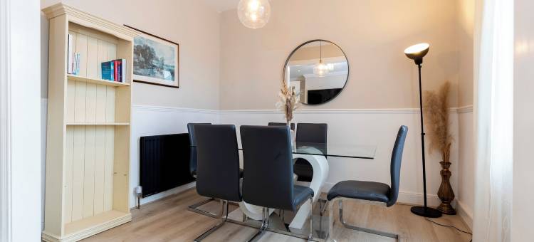 盖茨黑德明亮的四卧室复式公寓(Bright 4-bedroom Maisonette in Gateshead)图片