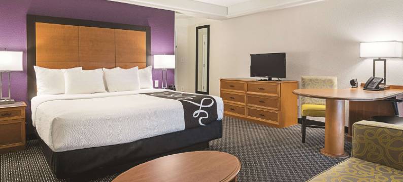 迈阿密机场东拉昆塔温德姆套房酒店(La Quinta Inn & Suites by Wyndham Miami Airport East)图片