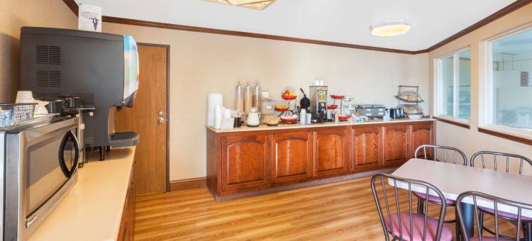 麦基诺市水滨华美达酒店(Ramada by Wyndham Mackinaw City Waterfront)图片