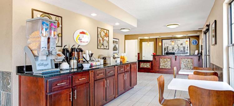 莱克兰温德姆速8酒店(Super 8 by Wyndham Lakeland)图片