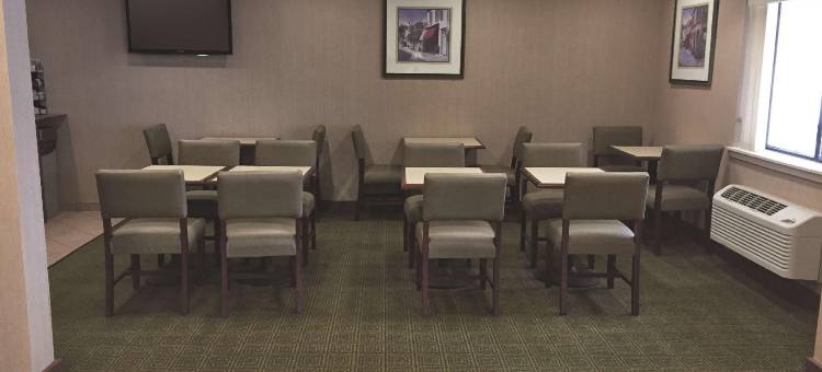 史蒂文斯波因特拉昆塔温德姆套房酒店(La Quinta Inn & Suites by Wyndham Stevens Point)图片