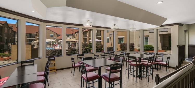 诺克斯维尔西锡达布拉夫红顶 PLUS+套房酒店(Red Roof Plus+ & Suites Knoxville West - Cedar Bluff)图片