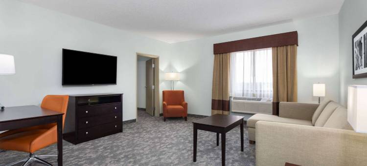 北那不勒斯博尼塔斯普林斯拉昆塔温德姆套房酒店(La Quinta Inn & Suites by Wyndham Bonita Springs Naples N.)图片