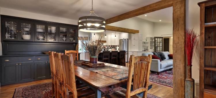 Cozy Fireplace and Lush Garden Oasis - Funky Eclectic Retreat图片