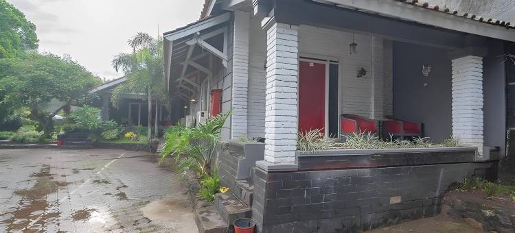 红多兹Plus酒店-加鲁特奥蒂斯塔(RedDoorz Plus @ Otista Garut)图片